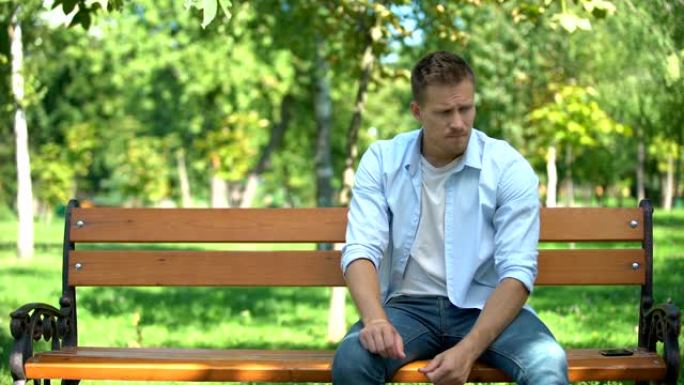 女人把心烦意乱的男朋友独自留在公园的长凳上，走开，分手