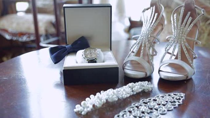 豪华卧室漂亮的白色新娘鞋和连衣裙