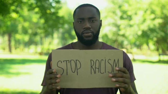 美国黑人显示停止种族主义的标志，社会判断，平等权利