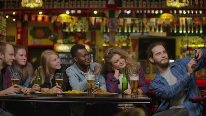 一群年轻朋友在酒吧喝酒大笑。