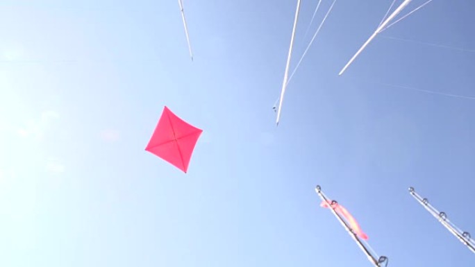 风筝在船上方飞舞电线杆蓝天风筝