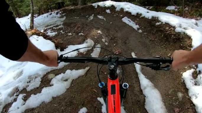 POV经过山地自行车车把到达前方的雪道