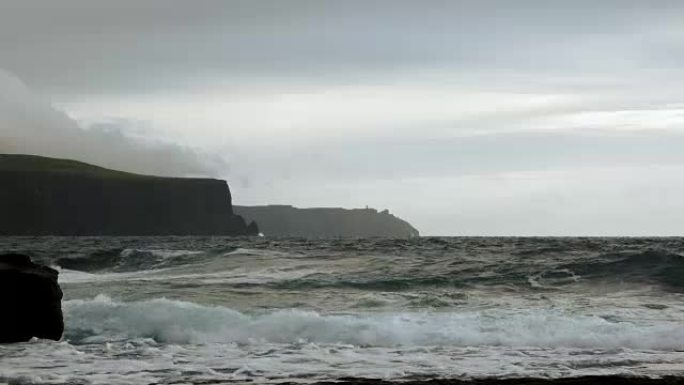 暴风雨天气下的杜林海岸线和莫赫悬崖