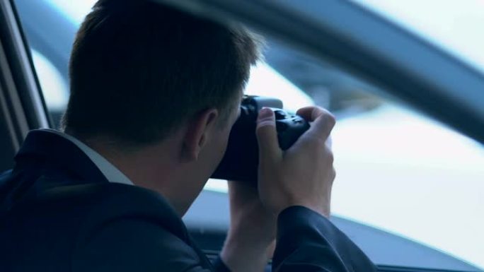 记者坐在汽车上的相机拍照，记者搜索独家