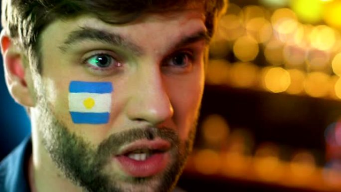阿根廷球迷做出facepalm手势，对最喜欢的球队输掉比赛感到不安