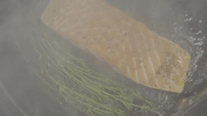 鲑鱼片被烤焦的特写镜头