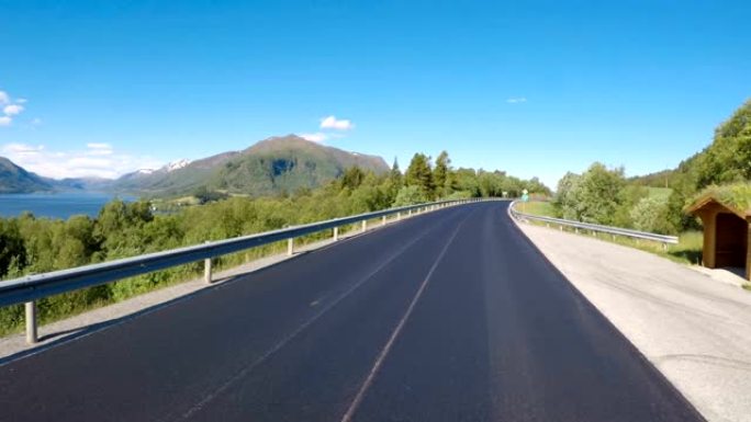 在挪威的道路上驾驶汽车