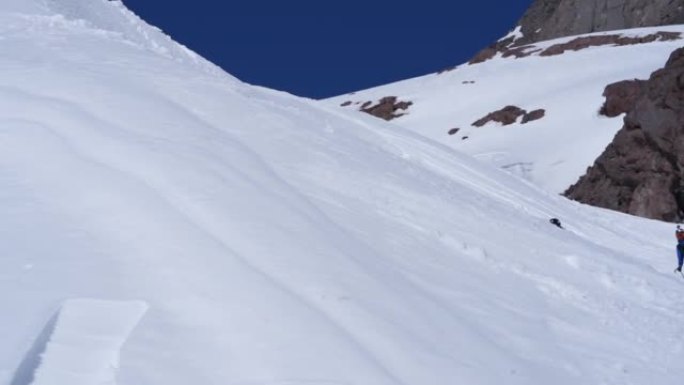 在高加索山脉进行后空翻的滑雪者的慢动作镜头