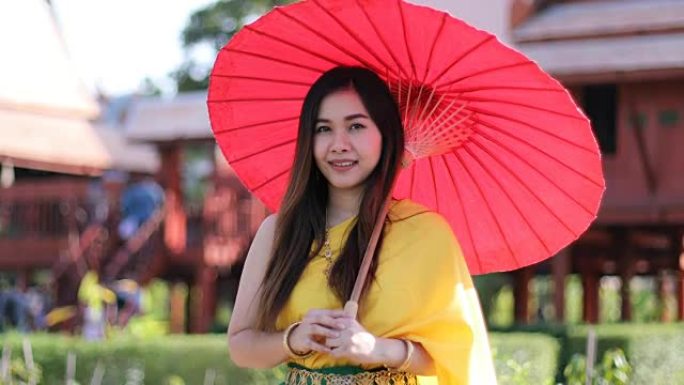 泰国女人穿着传统风格的雨伞