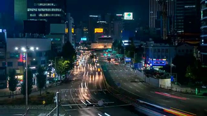 在韩国首尔，崇礼门 (南大门市场) 或南大门，夜间有汽车小径的夜景。