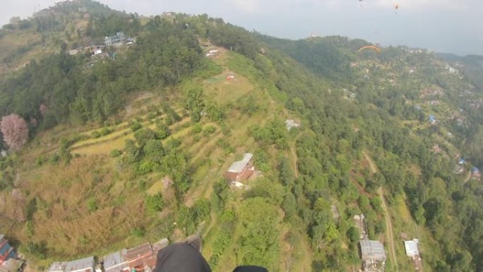 高山稻田上方的第一人称透视滑翔伞