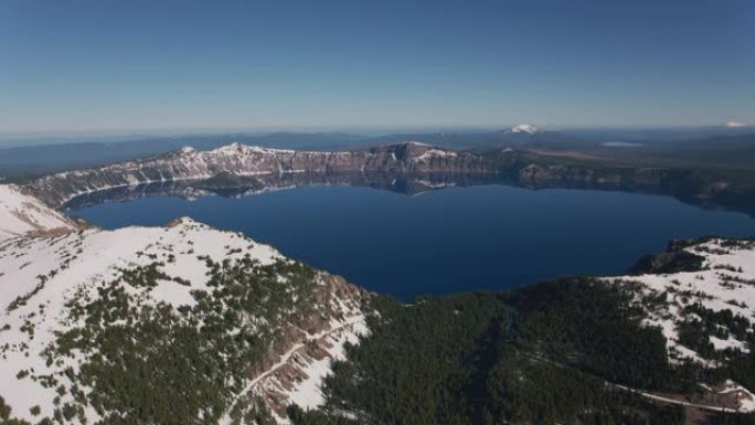 火山口湖的鸟瞰图。