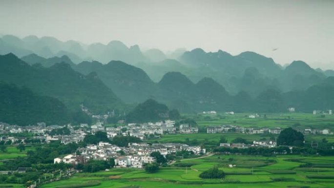 贵州喀斯特峰林 (万峰林) 的村庄和稻田景观。