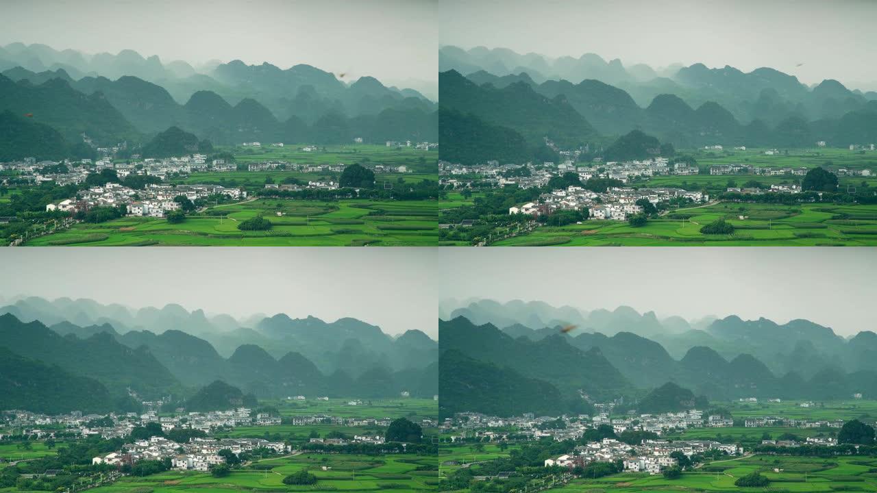 贵州喀斯特峰林 (万峰林) 的村庄和稻田景观。