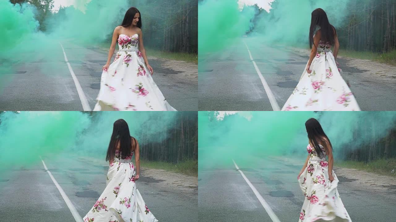 可爱的女孩穿着长裙在颜色的烟雾中旋转
