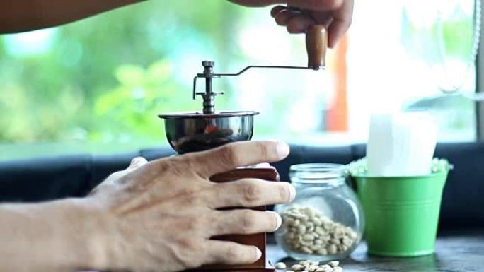用咖啡研磨机制作咖啡粉