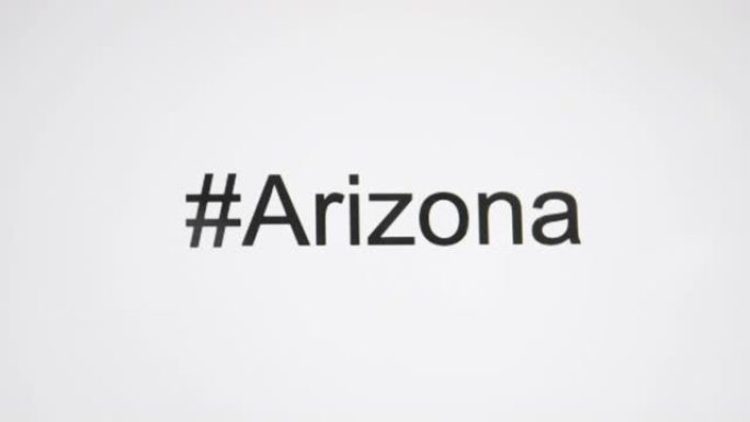 一个人在他们的计算机屏幕上键入 “# Arizona”，然后跟随状态缩写
