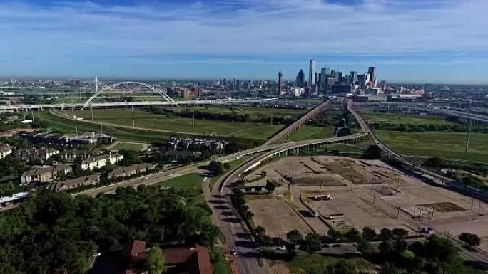 空中: 达拉斯德克萨斯州阳光明媚的高空飞行，朝着三一公园的新开发项目迈进