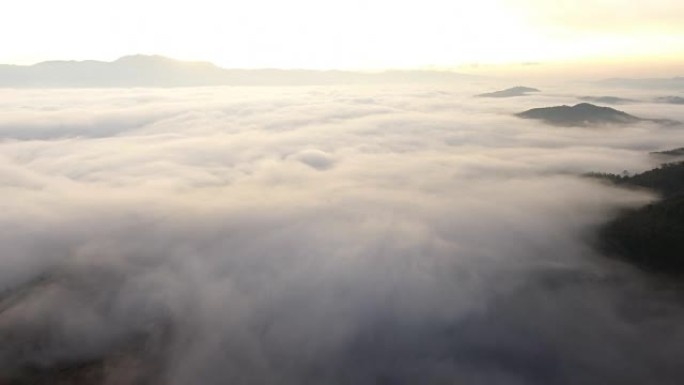 飞越迷雾山。