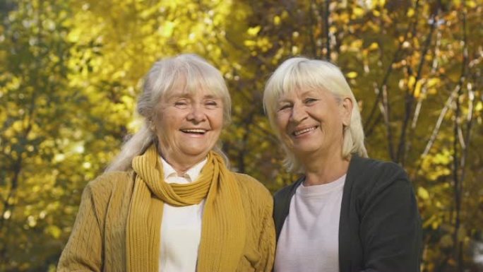 两个老女人在镜头前微笑，信任的关系，生活观念的朋友