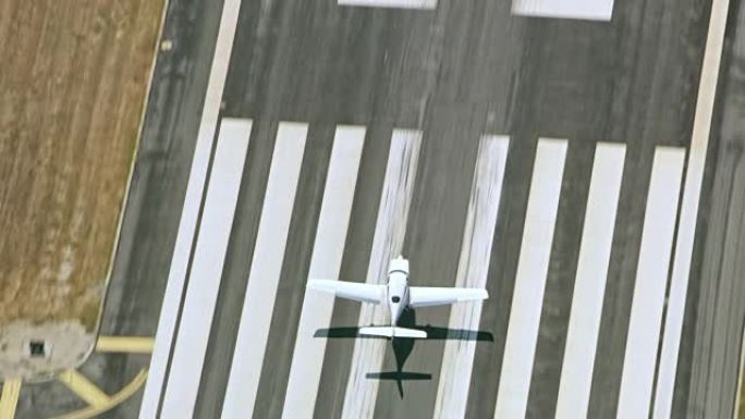 空中小型飞机降落在城市的机场上