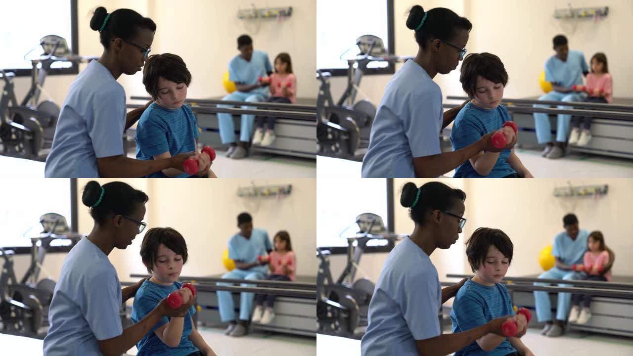黑人友好护士与儿科患者交谈，同时帮助他在物理治疗中减轻体重