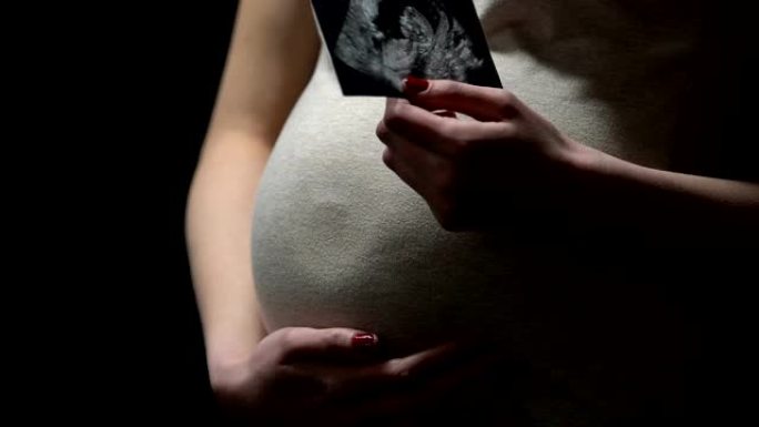 快乐孕妇显示超声波图像，产前护理，健康婴儿
