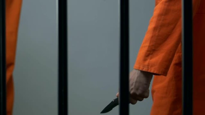 非洲裔美国囚犯用刀袭击监狱牢房中的高加索人