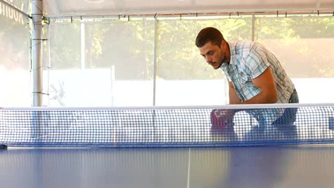 年轻人在乒乓球比赛中发球