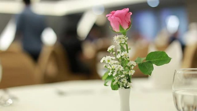 餐桌上的粉红玫瑰粉红玫瑰