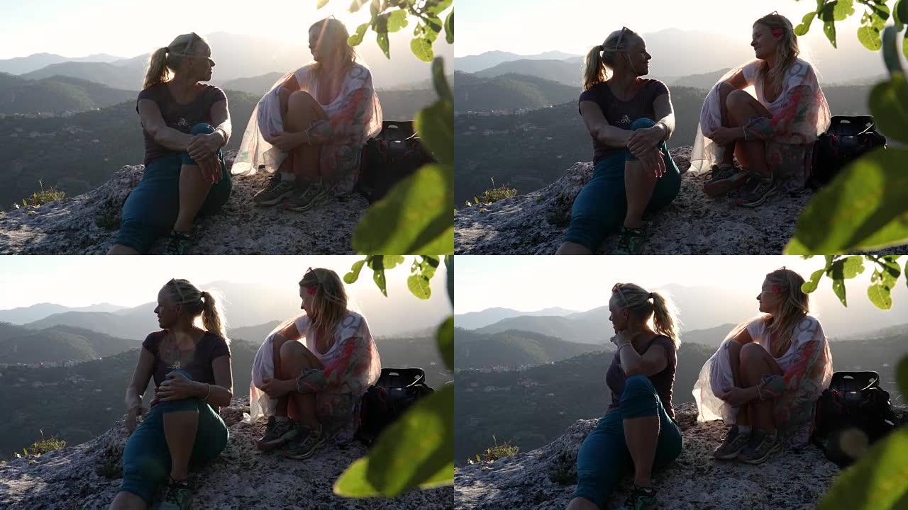 母亲和女儿在日出时在森林和山丘上放松