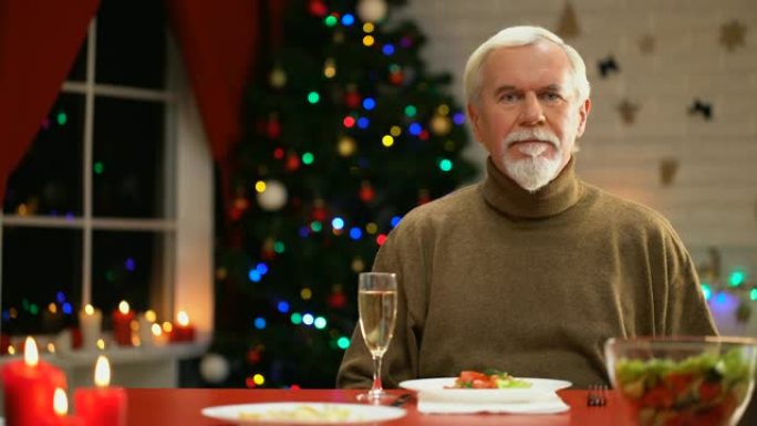 悲伤的人独自庆祝圣诞节，寻找相机，为退休人员提供社会服务