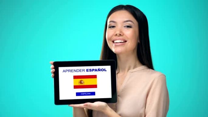 带学习西班牙语应用程序的女性手持平板电脑，准备开始课程