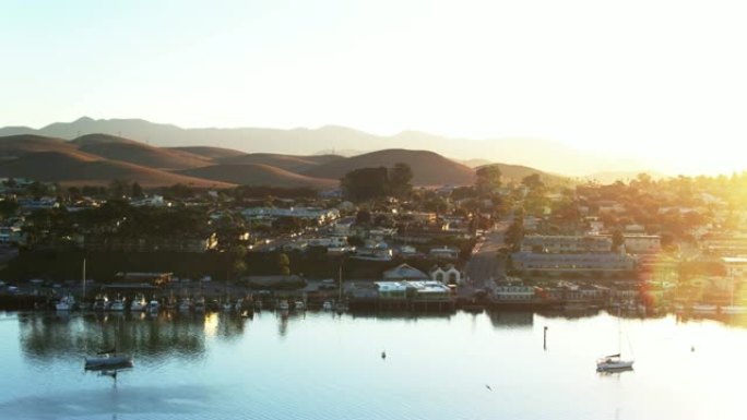 太阳升起在加利福尼亚沿海小镇莫罗湾-无人机射击