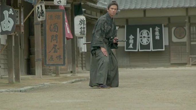 日本复古小镇的武士。