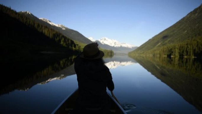 在原始湖上划独木舟的女人