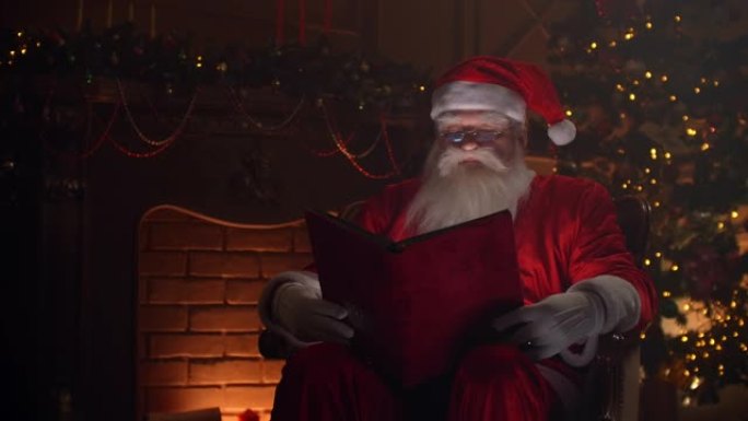 现实的圣诞老人坐在壁炉和圣诞树附近，打开一本闪亮的大魔法书 -- cristmas精神、魔法、梦想的