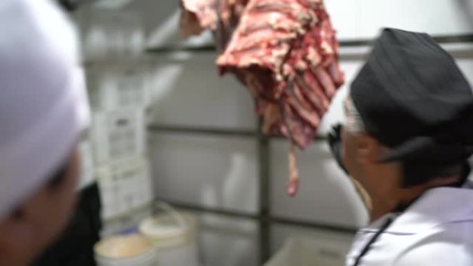 屠夫在肉柜中分析肉