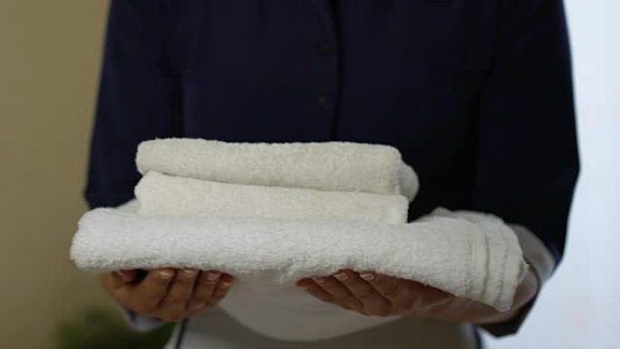 细心的女仆带来新毛巾，五星级酒店无可挑剔的客房服务