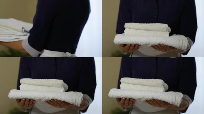 细心的女仆带来新毛巾，五星级酒店无可挑剔的客房服务