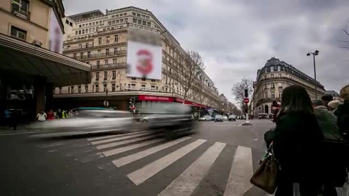 延时: 拥挤的行人Haussmann Boulevard Opera Lafayette巴黎