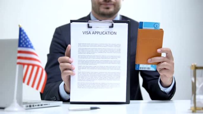 美国领事官员出示签证申请和护照，合法移民
