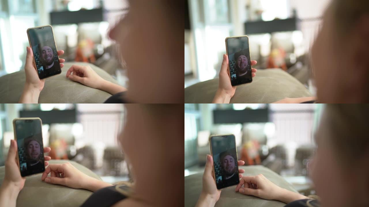 女人在家与哥哥和姐姐在手机上进行视频通话