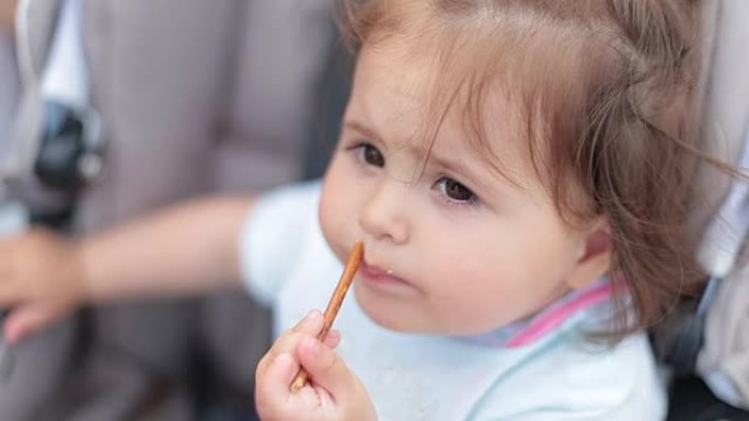 婴儿吃/嘴里塞零食，咸棍子-不健康的饮食