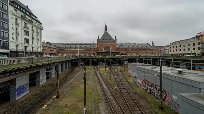 行人特拉伯勒在哥本哈根火车站终点站拥挤的时光流逝