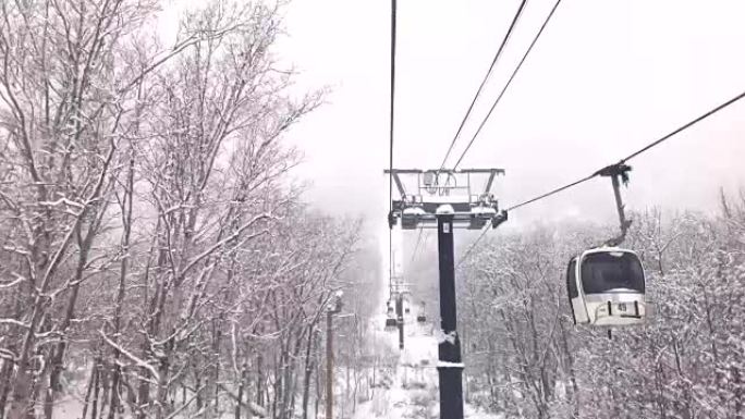 北海道新雪谷滑雪场的滑雪缆车
