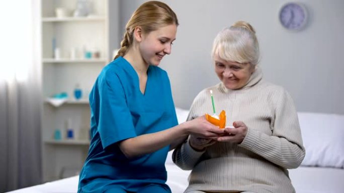 善良的护士给孤独的老女人送生日蛋糕，在晚年照顾