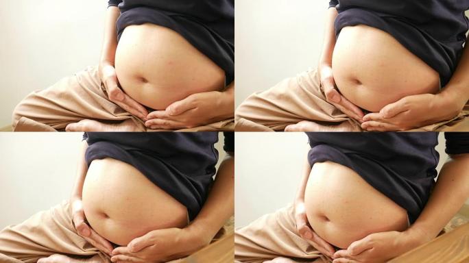 穿着黑色衬衫的怀孕母亲