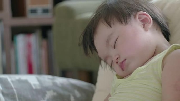 日本婴儿一边喝牛奶一边睡觉。