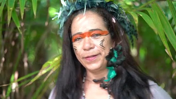 女游客扮成雨林原住民